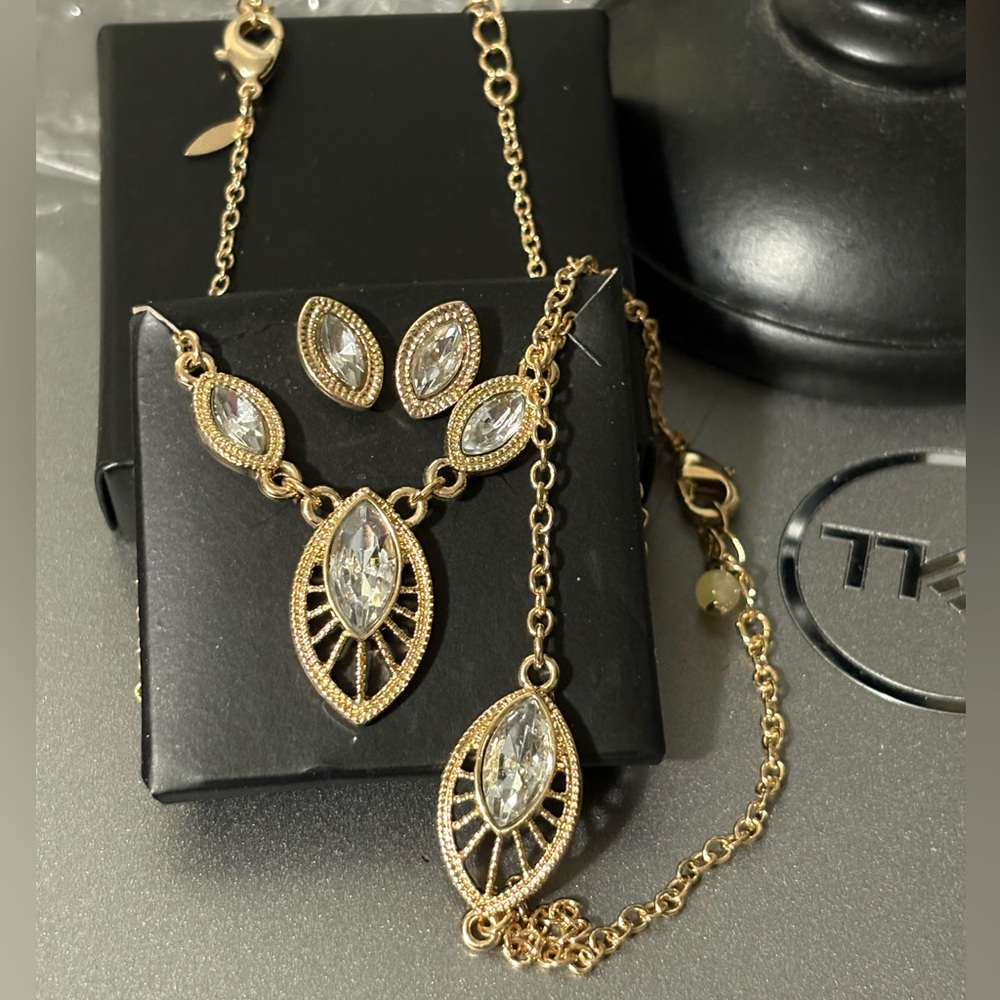 Avon Beautiful Sunrise 3 Piece Gift Set Goldtone NIB